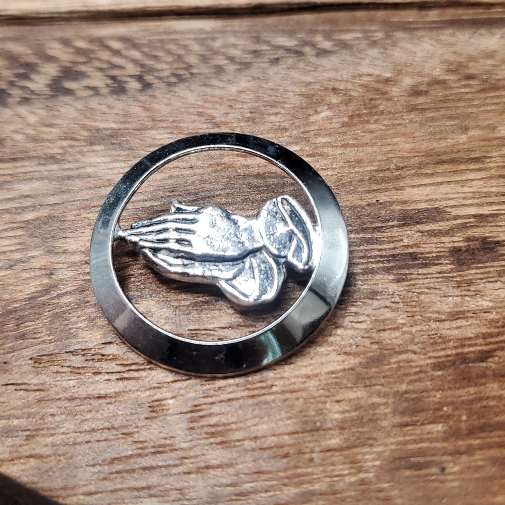 B505 praying hands‎ brooch vintage